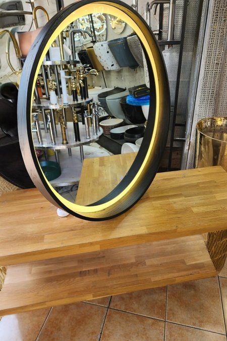 مرآة بيضاوية بإضاءة أمامية وإطار أسود